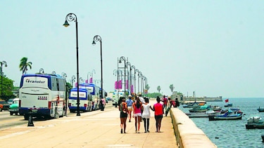 La Habana abre las playas y el Malecón, pero con mascarilla