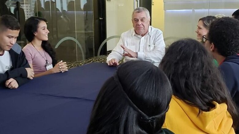 Michael Kozak usa guayabera, habla en español y visita el Canal de Panamá