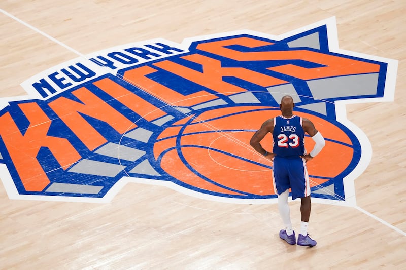 Knicks pierden su tercer partido de tres, Doncic se sale y LeBron y 76ers pasan el rodillo
