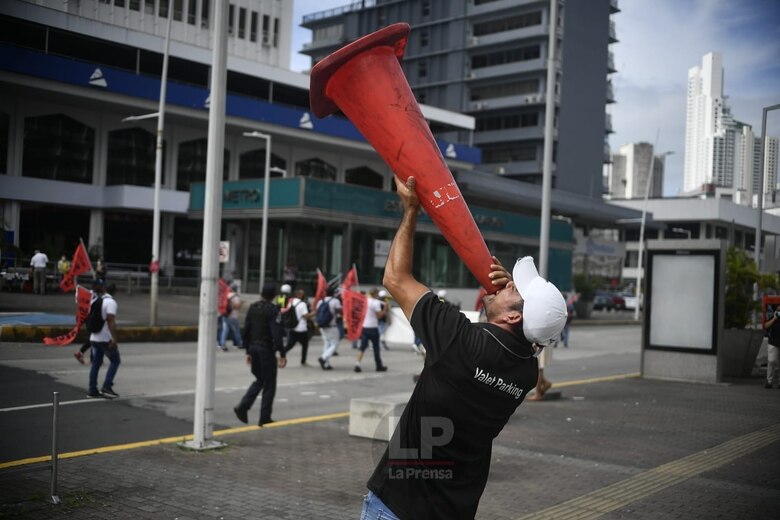 Educadores y obreros de la construcción marchan hacia la plaza 5 de mayo, cerca a la Asamblea Nacional