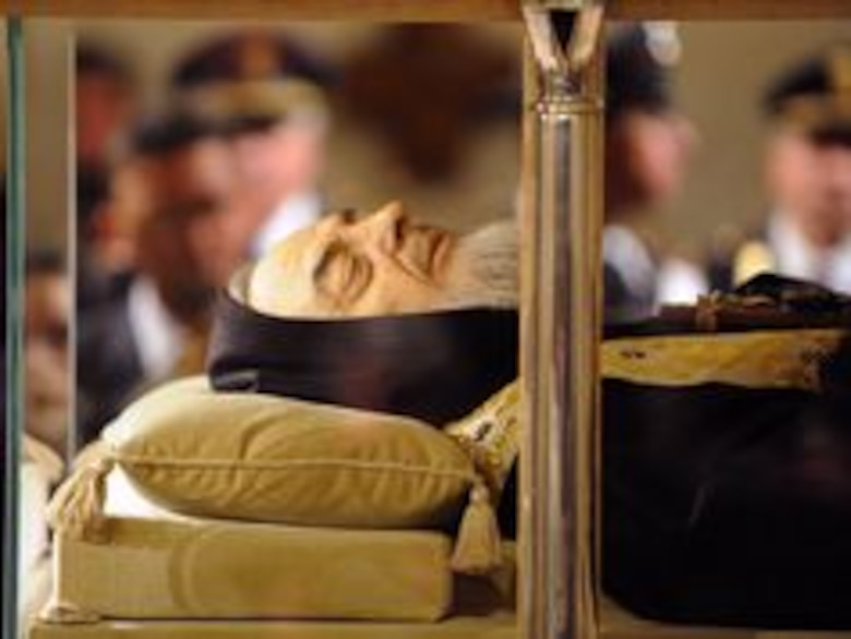 Exponen cuerpo del popular santo italiano Padre Pío