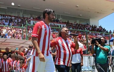El Loco Abreu llega a Brasil para vestir su uniforme número 23