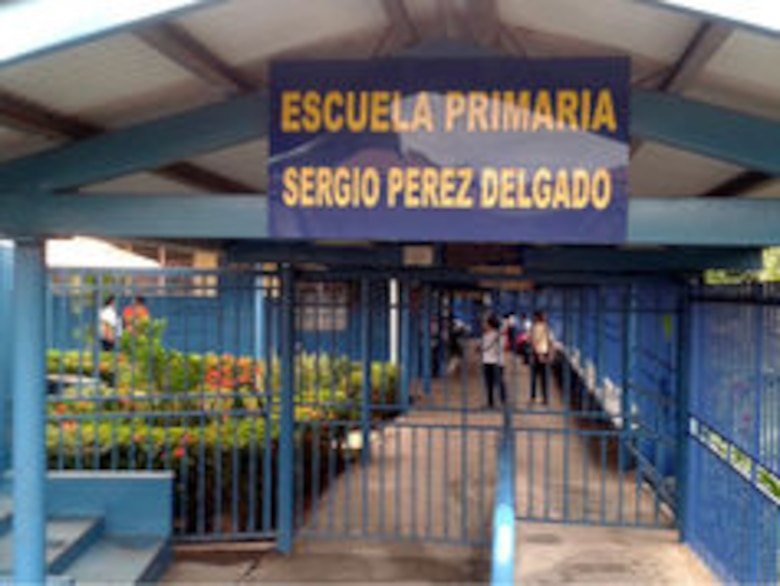 Estudiantes de la escuela Sergio Pérez Delgado de Monagrillo fueron evacuados