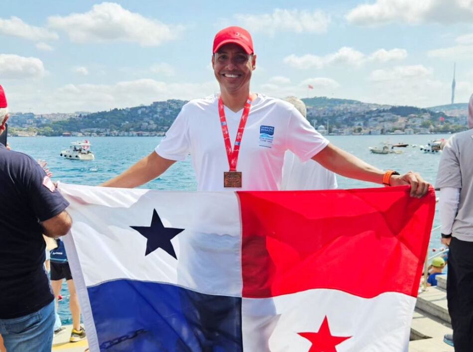 El panameño César Barría cruza nadando el estrecho del Bósforo en Turquía