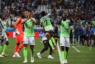 Nigeria gana 2-0 a Islandia y da vida a Argentina en el Mundial