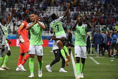 Nigeria gana 2-0 a Islandia y da vida a Argentina en el Mundial