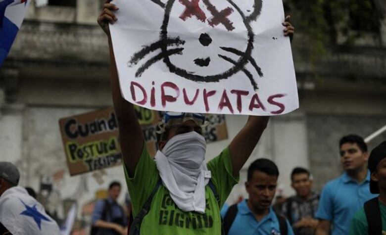 'A un muchacho le rompieron la pierna a toletazos', un relato desde el corazón de la protesta contra las reformas
