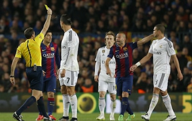 Barcelona vence al Real Madrid y se aleja en la liga