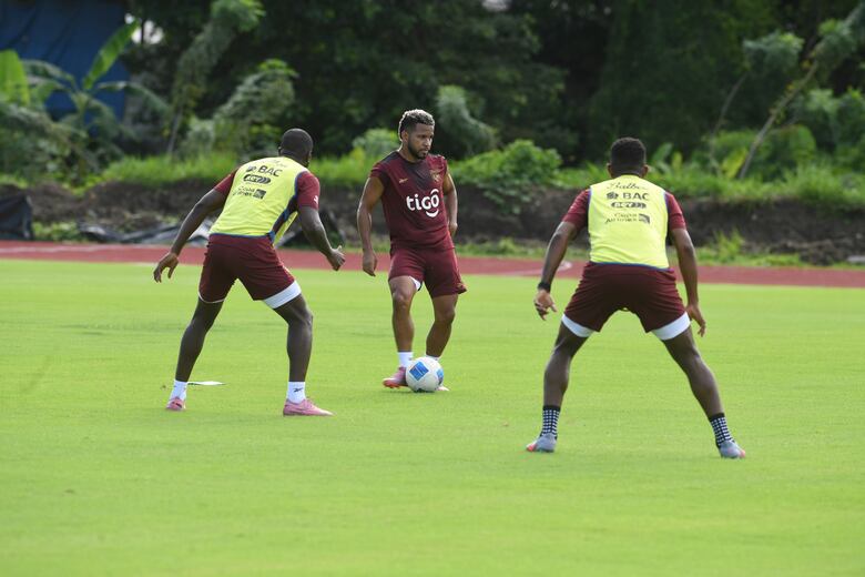 Thomas Christiansen inicia entrenamientos en el CAR con 11 jugadores y la mira puesta en el Cuscatlán