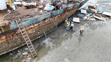 Alarma ambiental en La Playita de Bique por residuos oleosos y trabajos sin permisos