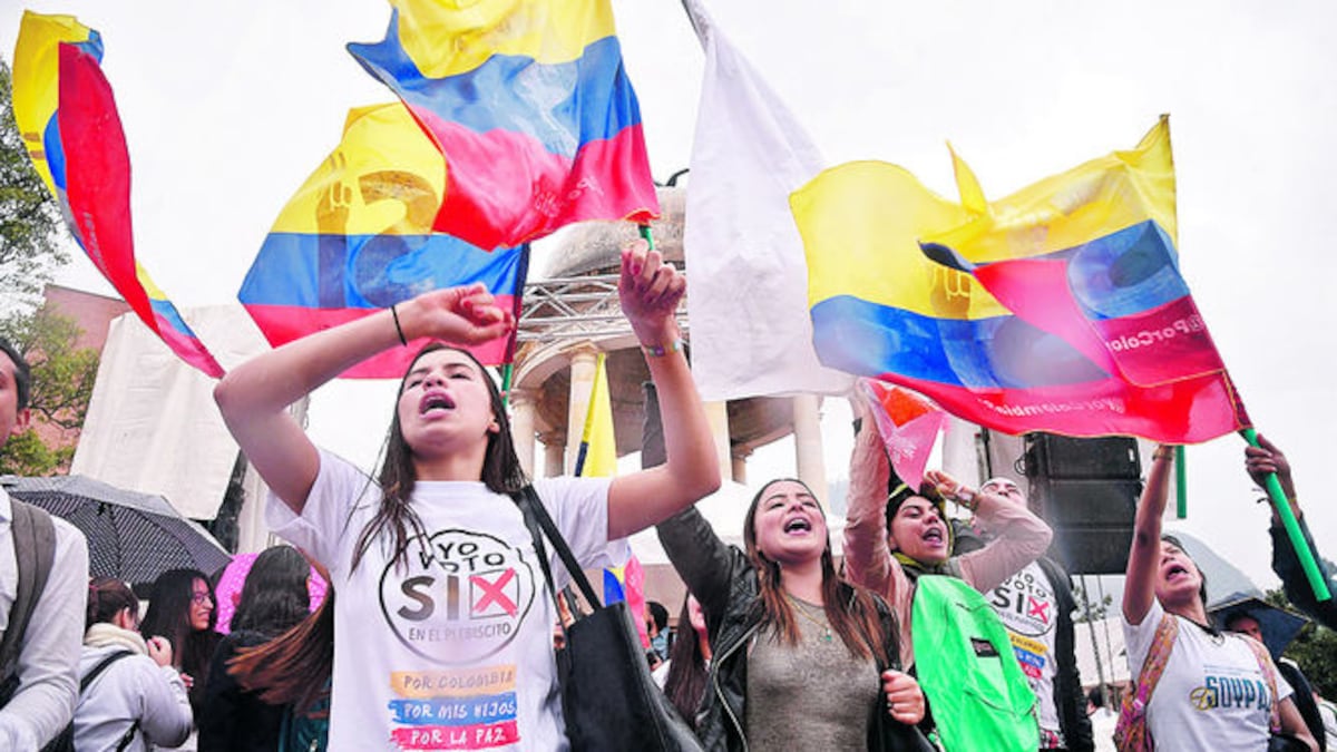 Partidarios del ‘sí’ y el ‘no’ salieron a la calle. “Sí a la paz, por un alto a la guerra”, decían los que favorecen los acuerdos. “Por una paz con justi