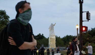 Dos estatuas de Cristóbal Colón son retiradas en Chicago