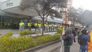 Foro con la extrema derecha española desencadena disturbios en Bogotá