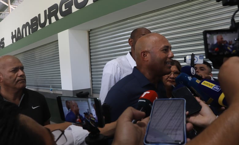 Mariano Rivera celebra la apertura del nuevo estadio que lleva su nombre