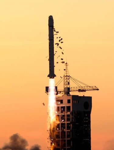 China envía dos nuevos satélites al espacio