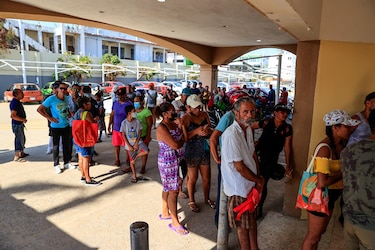 Reabren los primeros cuatro supermercados en Acapulco tras el huracán Otis en México