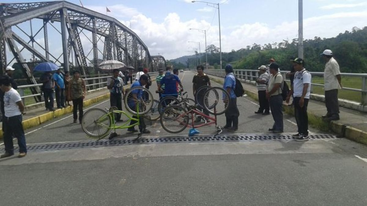 Lisiados de 'Ley Chorizo' cierran puente sobre el río Changuinola
