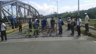 Lisiados de 'Ley Chorizo' cierran puente sobre el río Changuinola