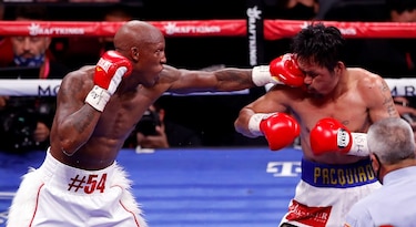 Cubano Ugás sorprende a Pacquiao y retiene su corona welter de la AMB