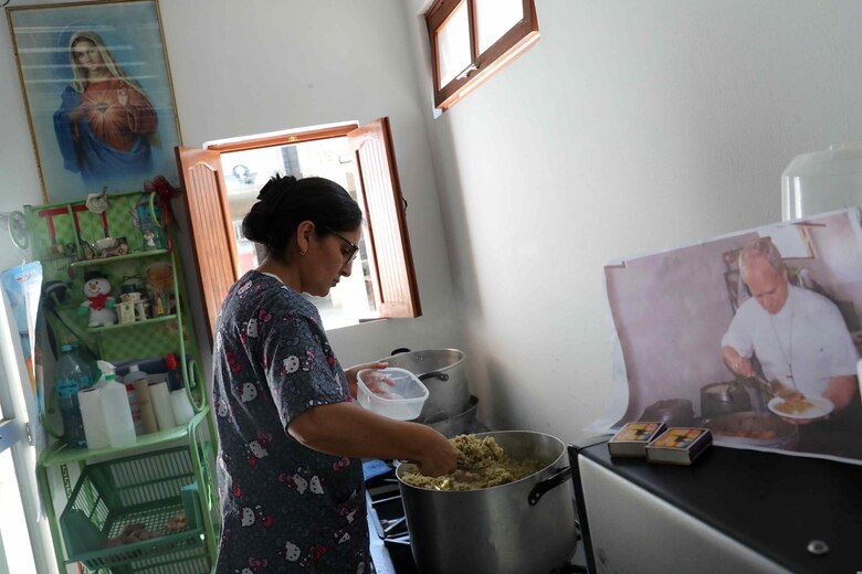 La simbólica historia detrás de la foto viral de León XIV sirviendo comida peruana