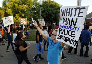 Dimite el policía que amenazó brutalmente a jóvenes afroamericanos en EU