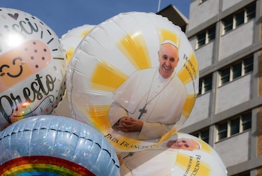 Globos, flores y oraciones: el altar improvisado al papa Francisco sigue creciendo