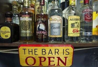 Prueban fármaco contra alcoholismo en bar ficticio
