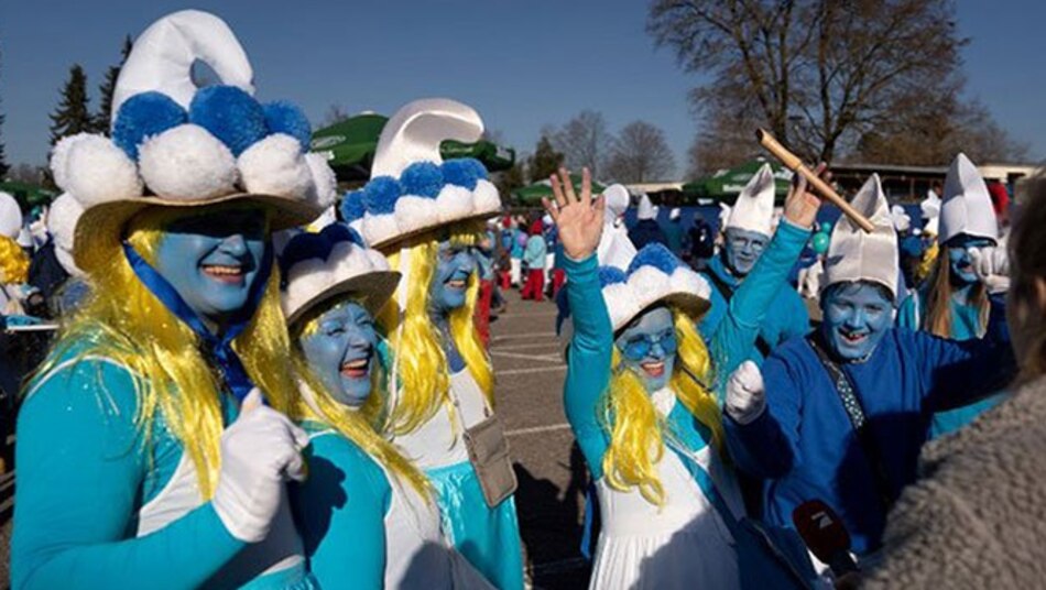 Más de 2 mil 500 personas se disfrazan de pitufos y rompen récord Guiness