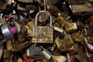 Amor en venta: París subasta candados del amor de sus puentes
