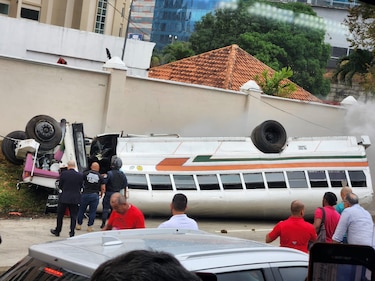 Se vuelca un bus en el corredor Sur