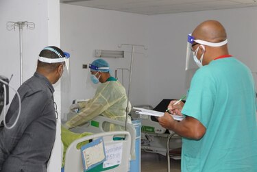 Médicos cubanos ‘han sido distribuidos’ en el hospital San Miguel Arcángel