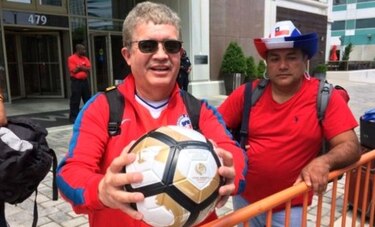 Un fanático chileno paró el penalti de Messi