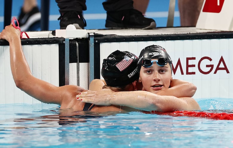 Con 17 años de edad, la canadiense Summer McIntosh rompe récord olímpico en los 200 metros mariposa