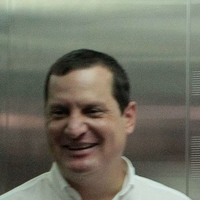 Gabriel Btesh y Ricardo Calvo autorizan sacar a sus hijos del país hasta el 2017