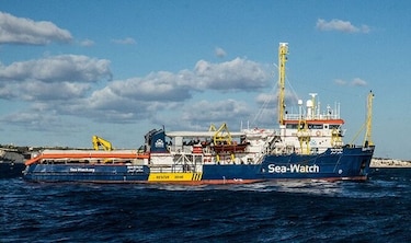 Detienen a capitana del navío humanitario Sea Watch al llegar a Lampedusa