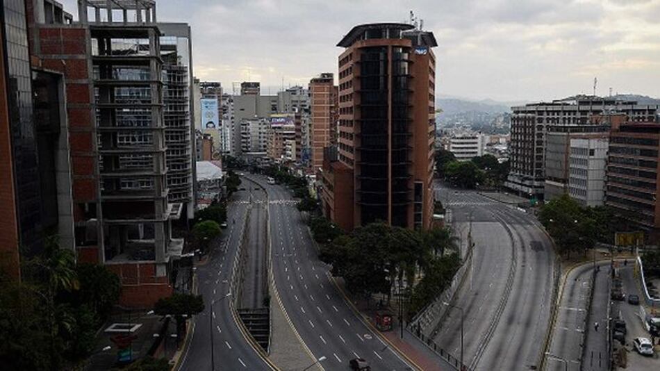 Opositores y chavistas protestan bajo un caos por el descomunal apagón en Venezuela