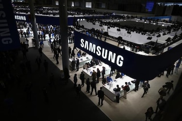 Jueza reduce en $450 millones multa a Samsung en juicio contra Apple