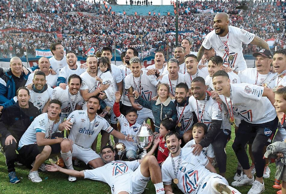 Nacional se corona con la ayuda del panameño Mejía