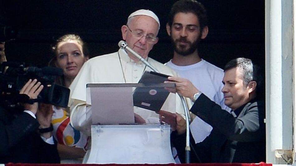 Papa Francisco usa tableta para inscribirse a Jornada de la Juventud