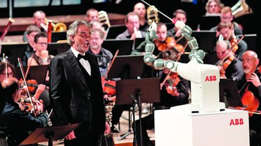 Robot ‘director de orquesta’ se roba el protagonismo