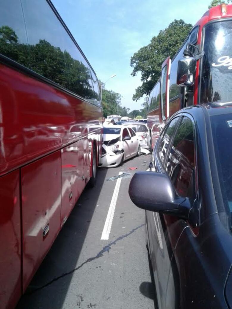 Choque múltiple en Loma Cová; 12 heridos y 10 vehículos involucrados