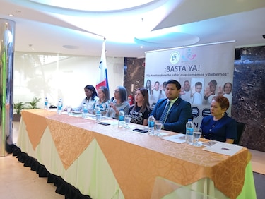 Entregan a diputados más de 15 mil firmas a favor del proyecto de etiquetado frontal