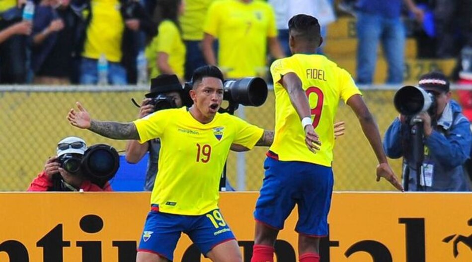 Ecuador revive y golea 3-0 a Chile