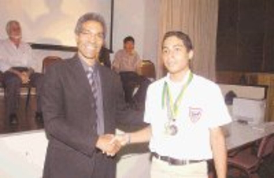 Manuel De La Hoz logra medalla de plata en olimpiadas de física