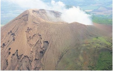 Volcán Telica de Nicaragua causa sismos, explosiones y emanación de gases