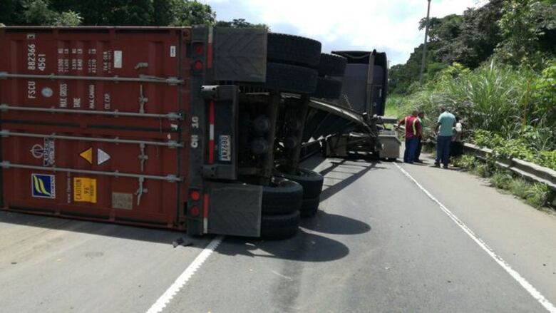 Se desprende contenedor de una mula en Loma Cová; tráfico detenido en el lugar