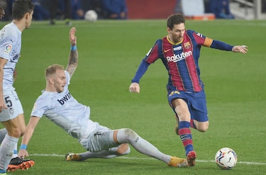 Leo Messi erra penal, iguala récord de Pelé y Barca empata