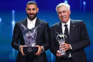 Ancelotti y Benzema comparten con el equipo blanco sus premios UEFA