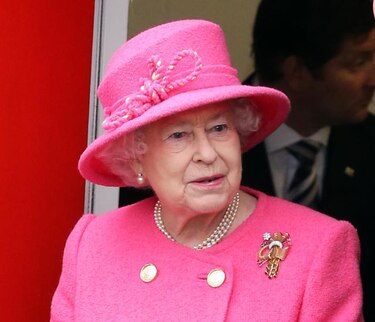 Isabel II, recuperada de su resfriado, asiste a la misa navideña