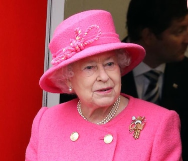 Isabel II, recuperada de su resfriado, asiste a la misa navideña